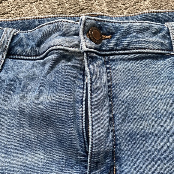 Simply Vera Vera Wang Destroyed Cuffed Denim Short - Picture 6 of 9